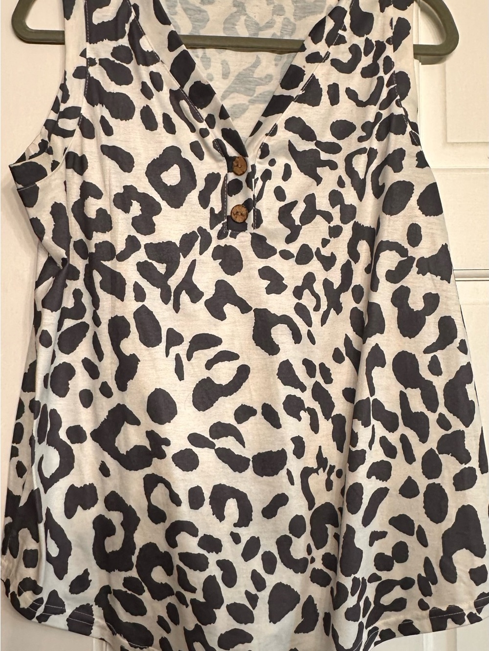 Womenās Cream/Gray Cheetah-Print tank top.